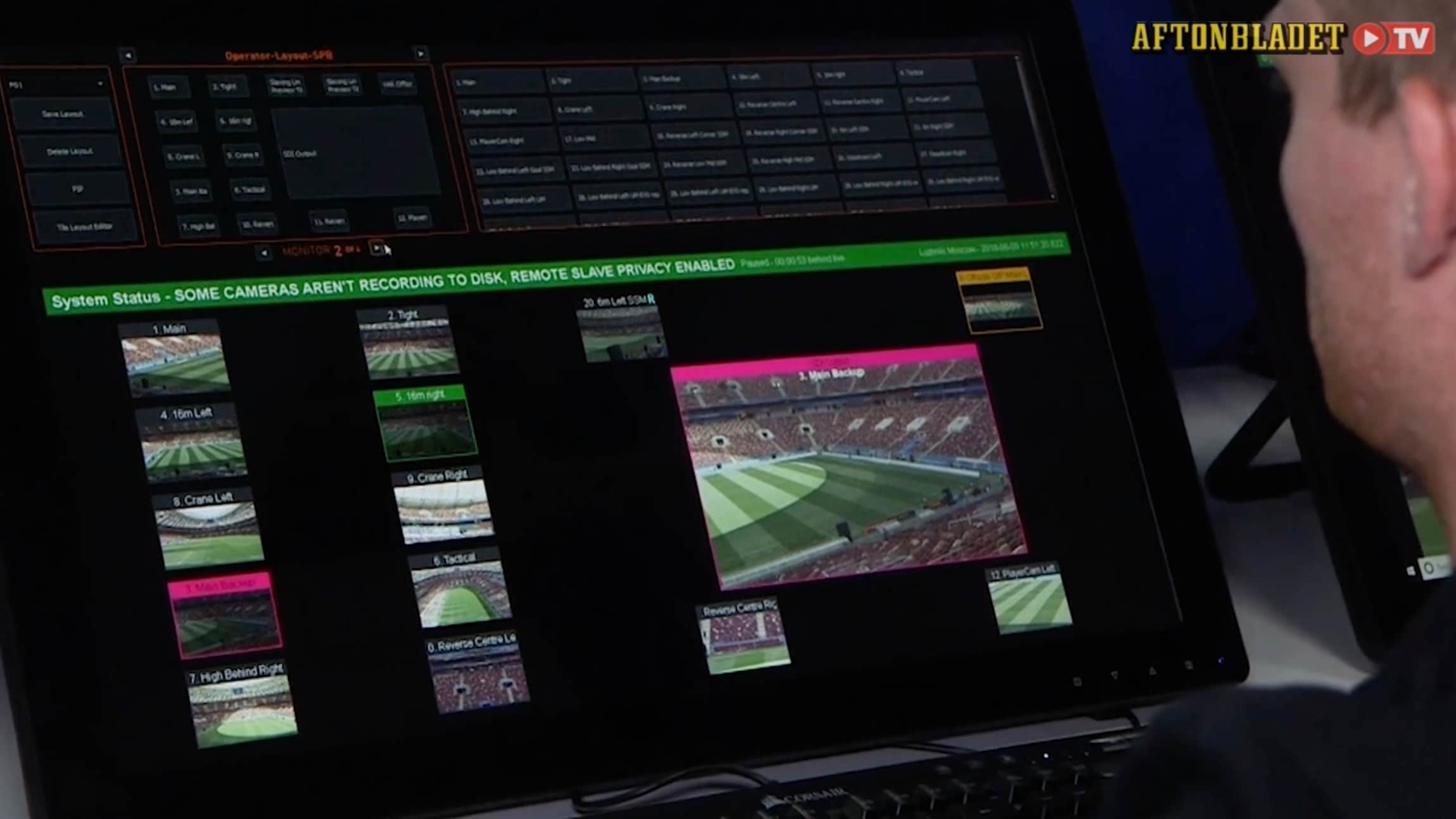 Domaren sitter med två tv-skärmar