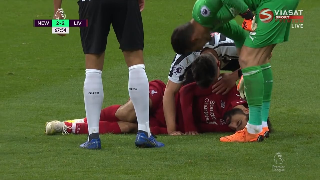 Otäcka bilder när Salah skadas - bärs ut i tårar
