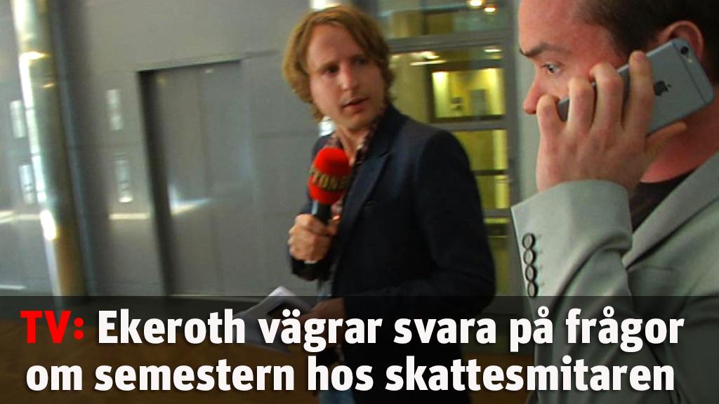 Här vägrar Ekeroth svara på frågor om semestern hos skattesmitaren