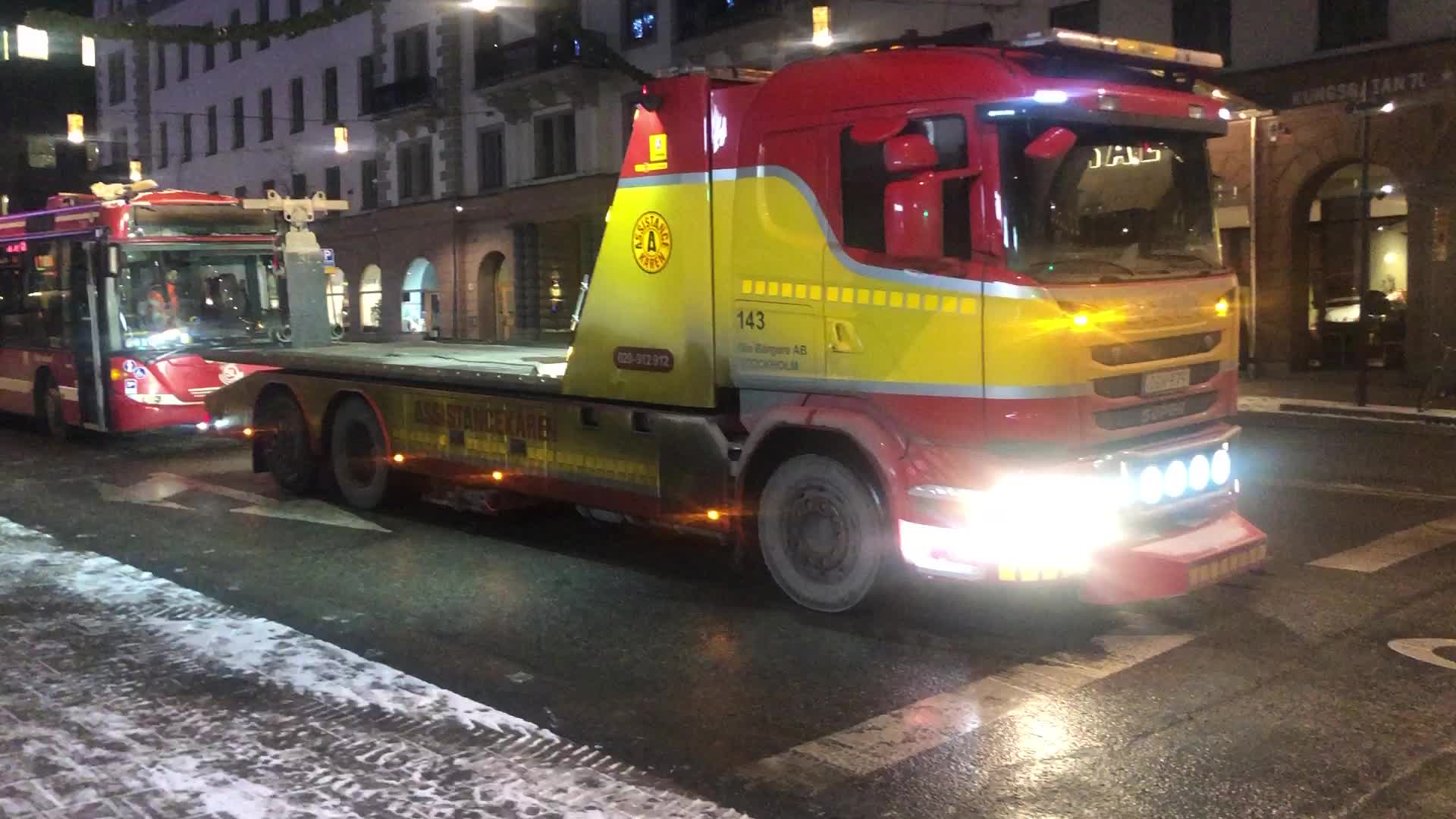 Man påkörd av buss – föll flera meter mot marken