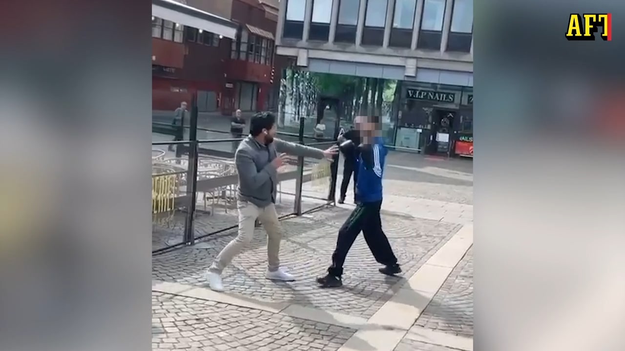 Här attackeras Salwan Momika – av man med boxningshandskar