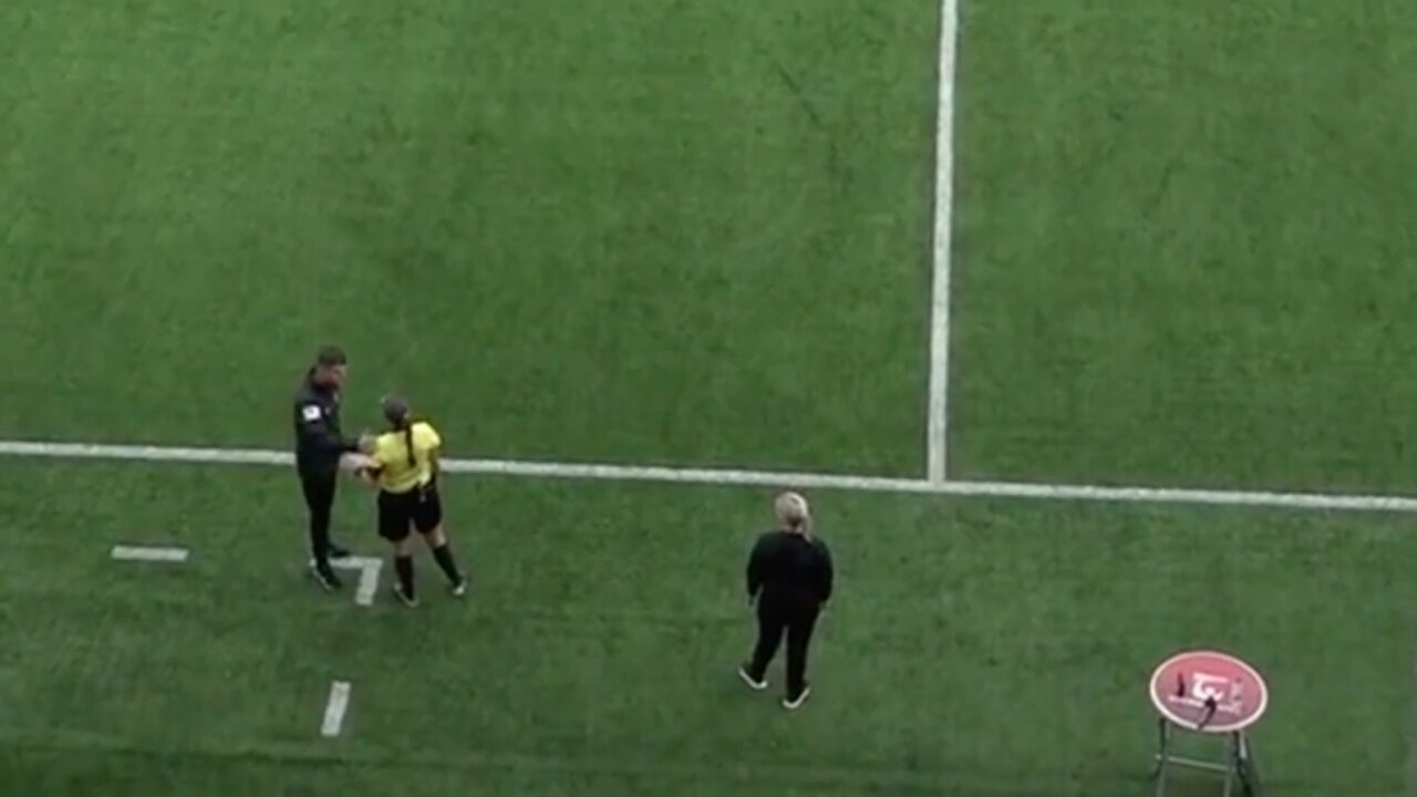 Lägger handen på domarens axel efter straffsituationen