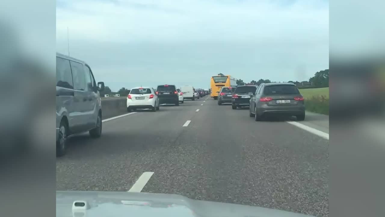 Här ordnar trafikanterna fri väg för polisen