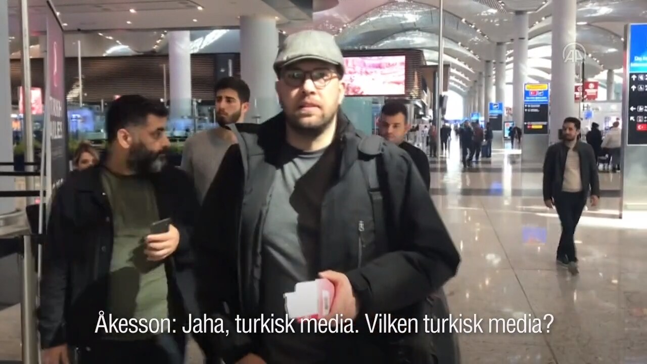 Här eskorteras Jimmie Åkesson på flygplatsen i Turkiet