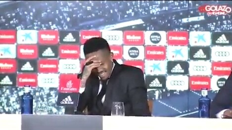 Tvingas lämna direkt framför världspressen