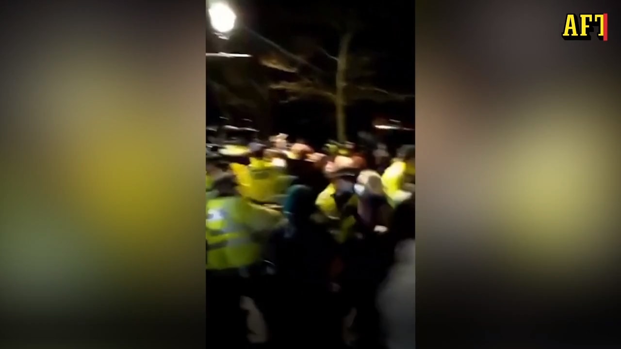 Se dramatiska bilderna – här bryter polisen manifestationen för mördade kvinnan