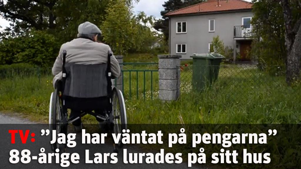 Lars, 88, lurades på sitt hus