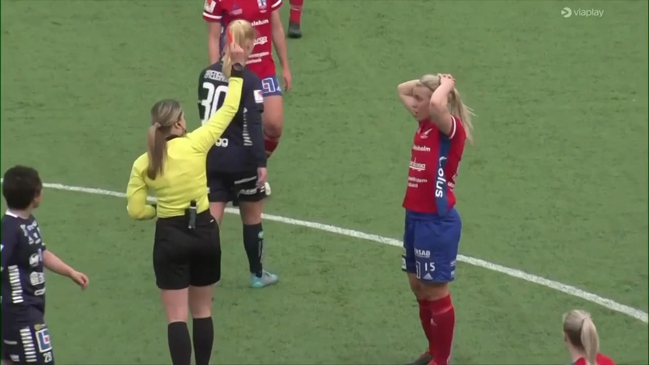 Här blir hon utvisad i premiärmatchen