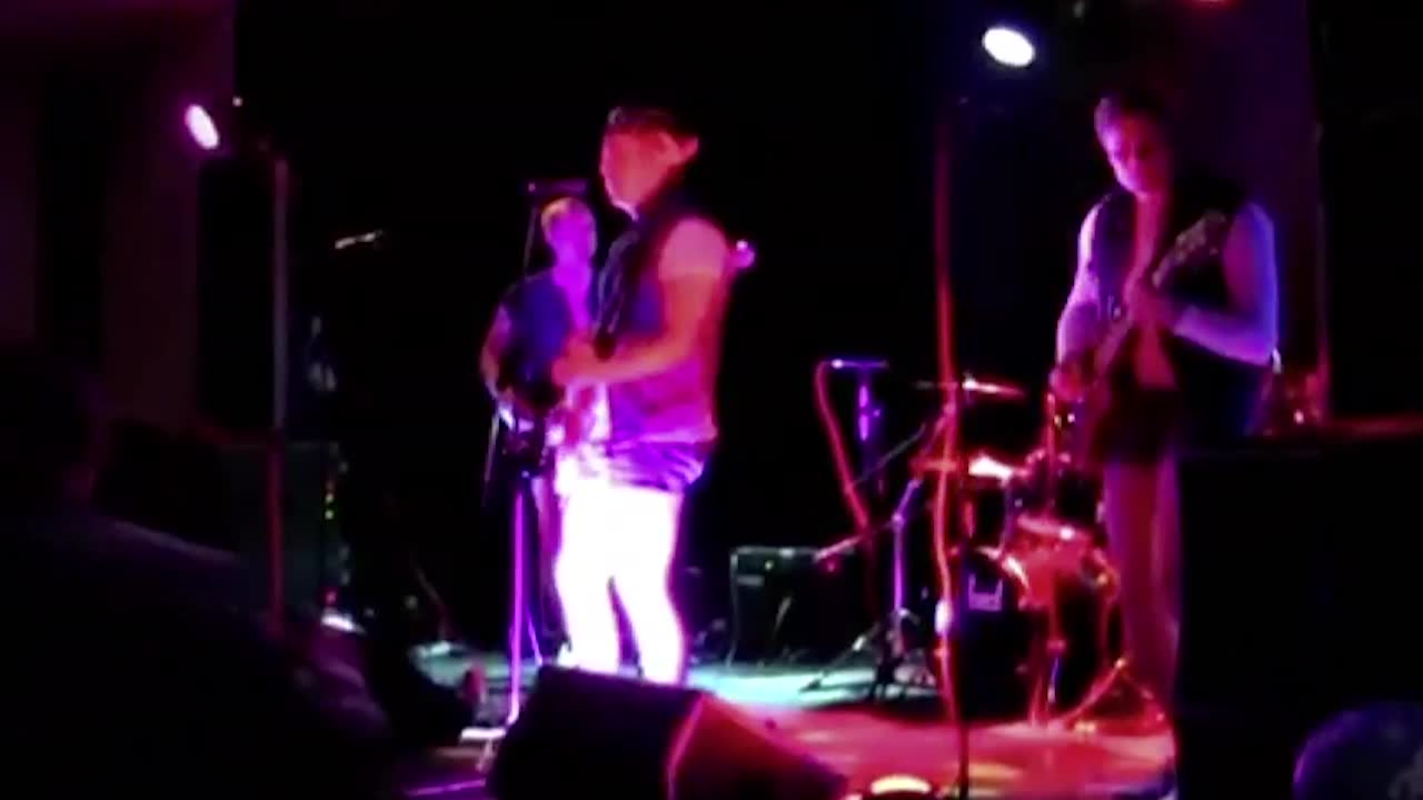 Oskyldigt svenskt coverband drabbades av Trump-hat