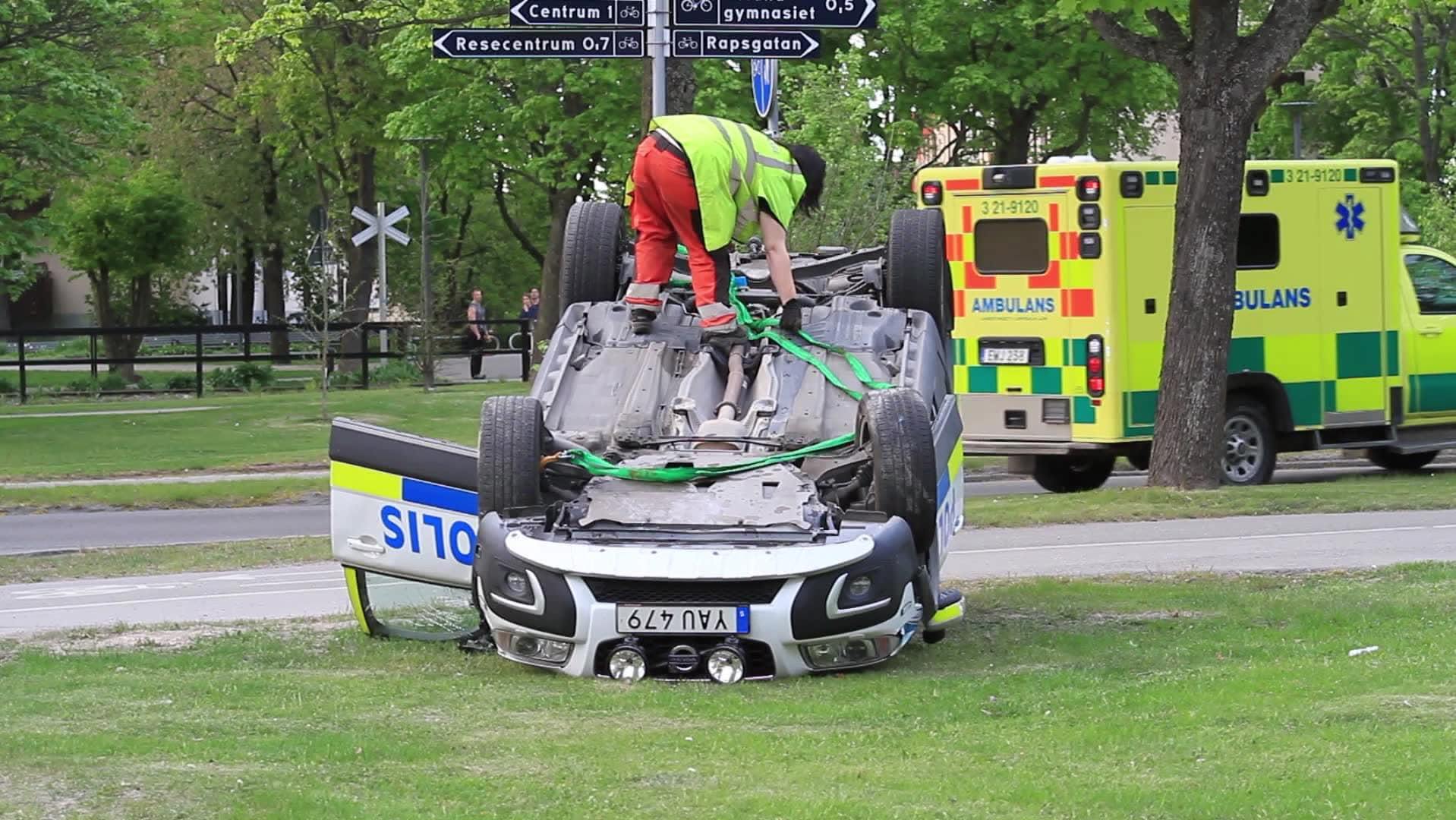 Polisbil voltade - efter utryckning till misstänkt våldsamt upplopp