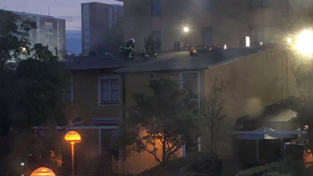 Tre till sjukhus efter brand i radhuslänga