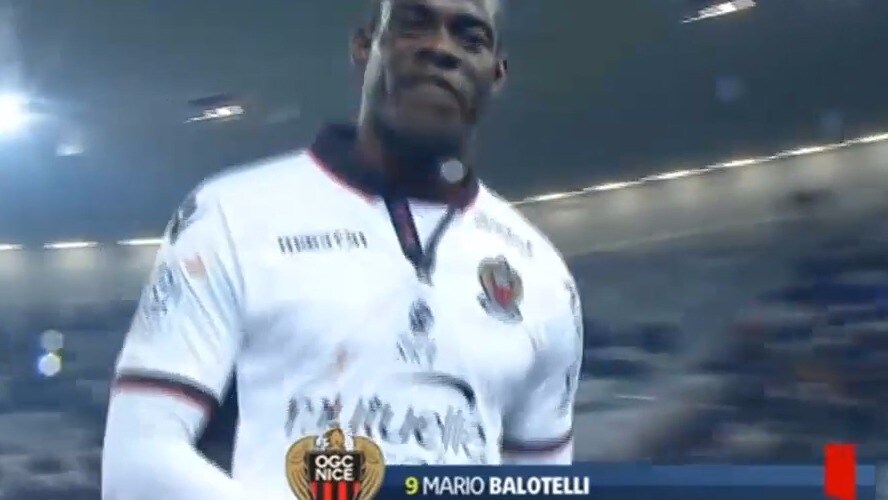 Balotelli såg rött – slog till kamera och skänkte bort tröja