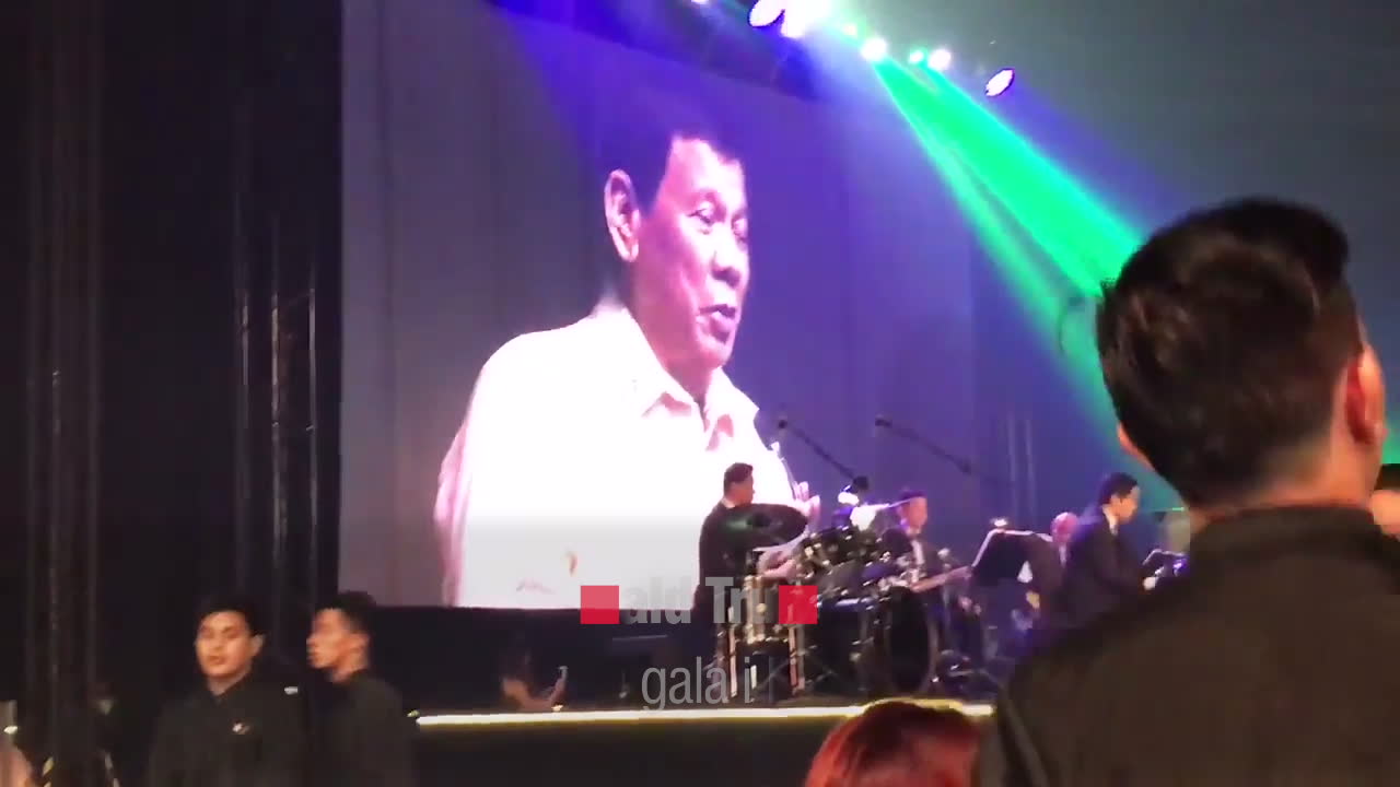 Duterte brister ut i kärlekssång – på Trumps order