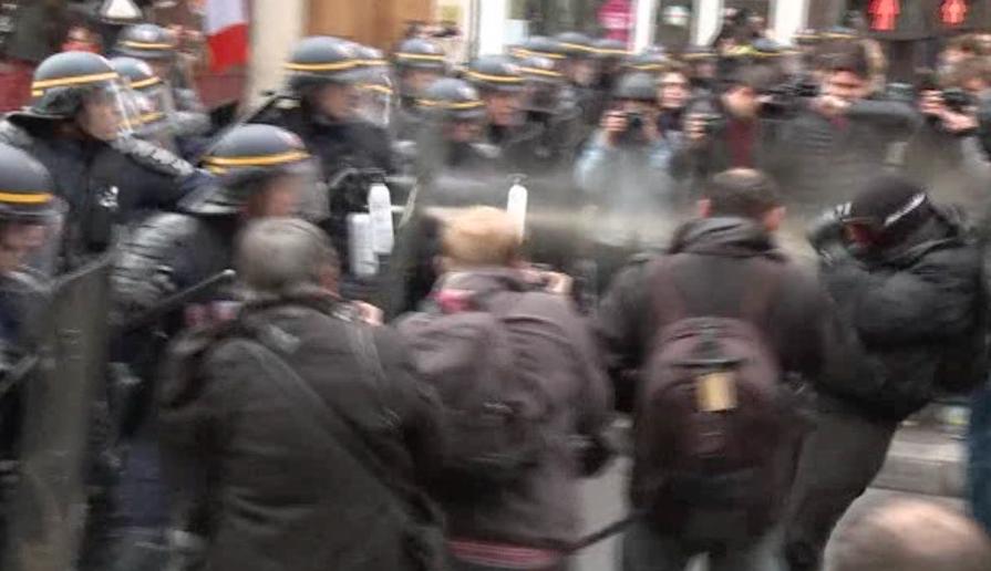 Här använder poliser tårgas mot demonstranter i Paris