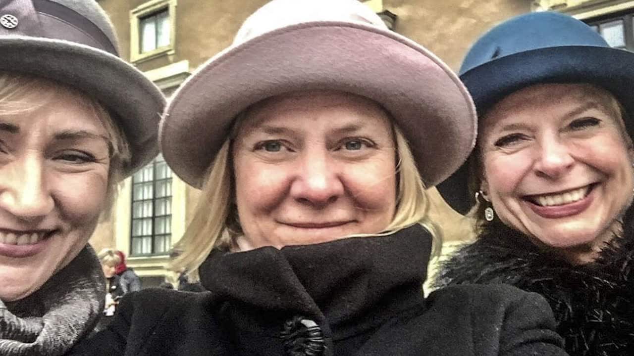 Försökte vara finurlig med hatt – får svidande kritik