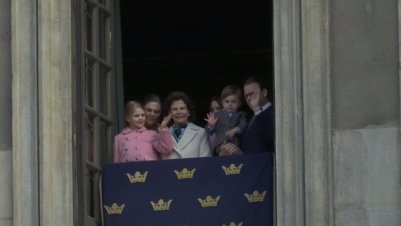 Här vinkar Estelle och Oscar från balkongen under firandet av kungen