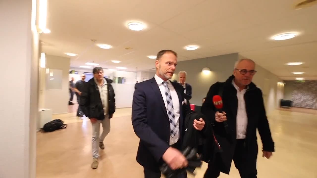 Här anländer SD-profilen Stefan Jakobsson till rättegången