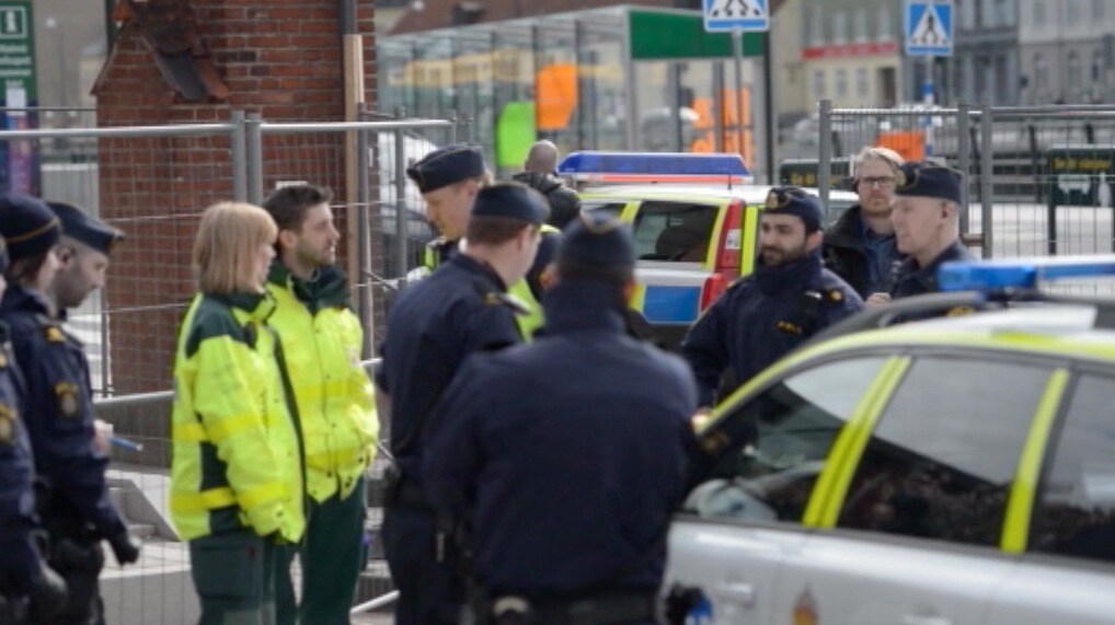 Två skarpa handgranater hittade vid trottoar – mitt i centrala Malmö