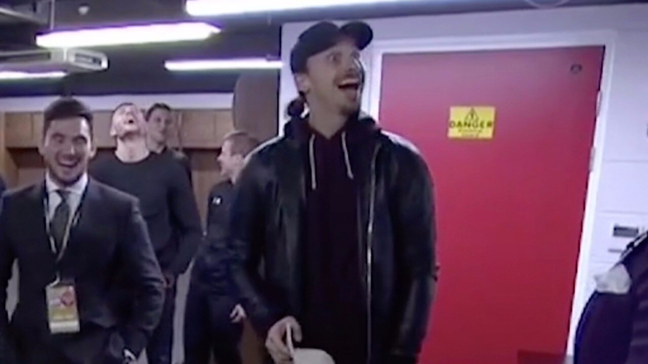 Här skojar Zlatan med mästaren