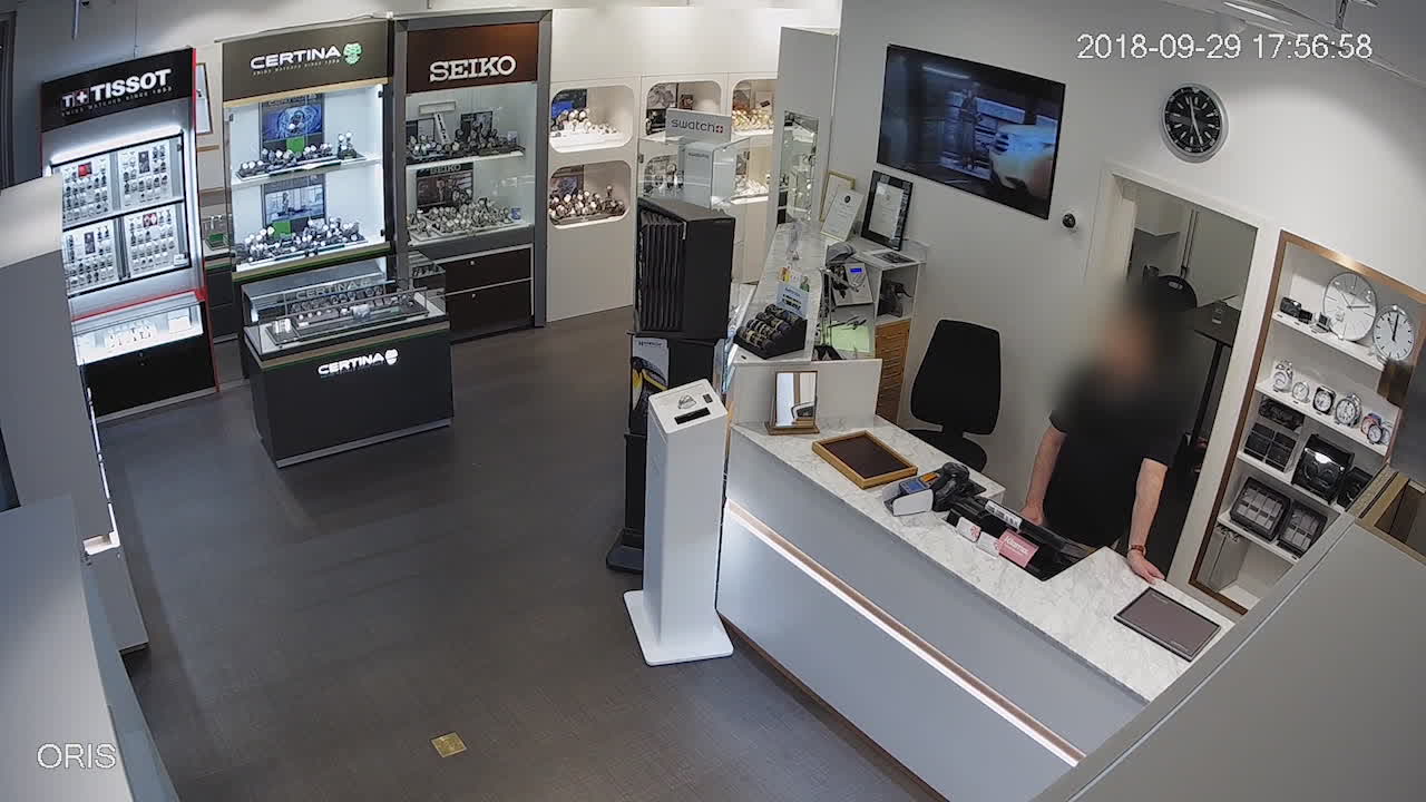 Uppehåller expediten – då stjäl kumpanen från kassaskåpet