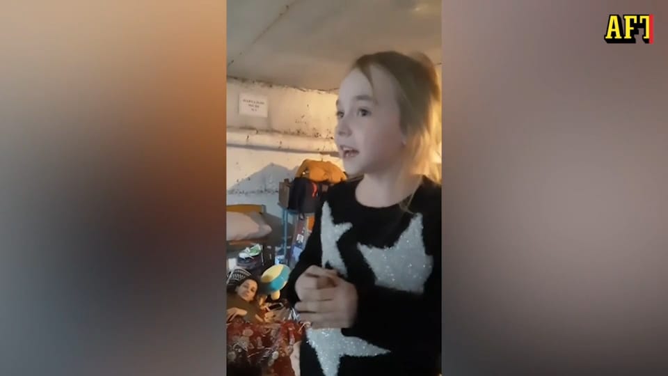 Bomberna faller – då sjunger flickan i skyddsrummet