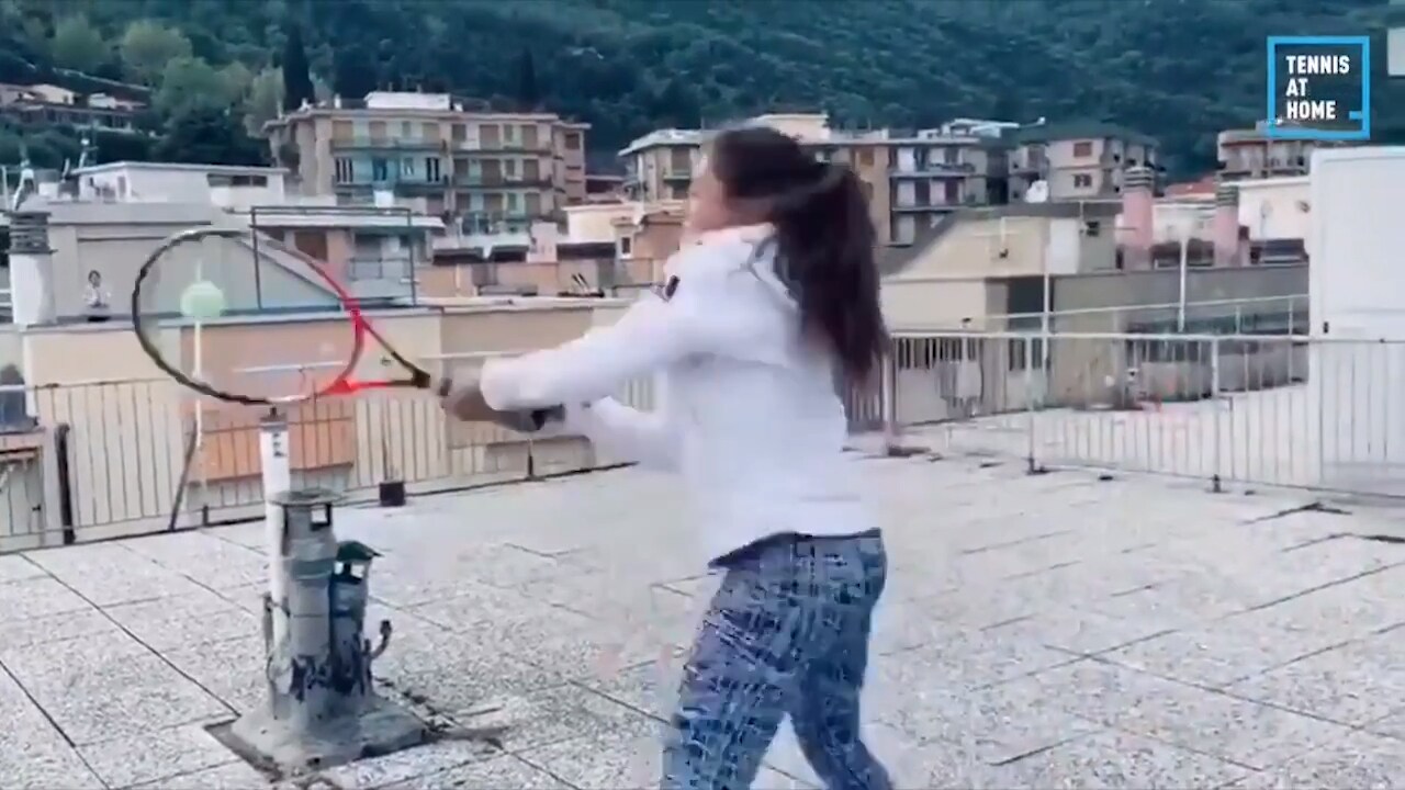 Här spelar de tennis i karantän – mellan två hustak