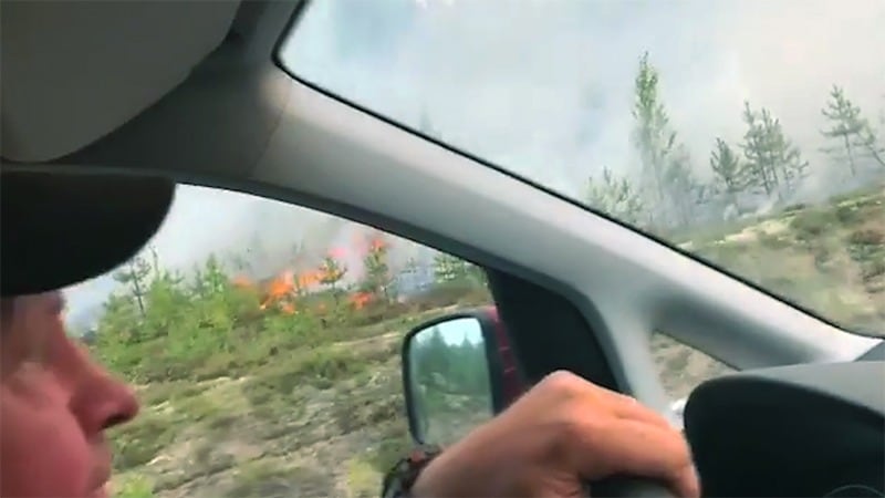 Här kör brandmännen rakt in i eldinfernot – se deras egna filmer från brandbilen