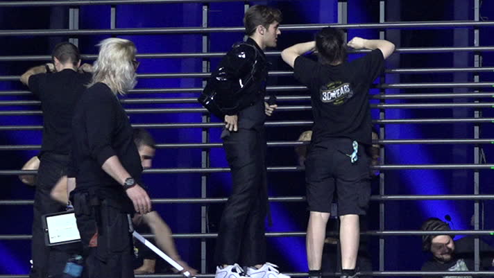 Här stoppas Ingrosso från att repa