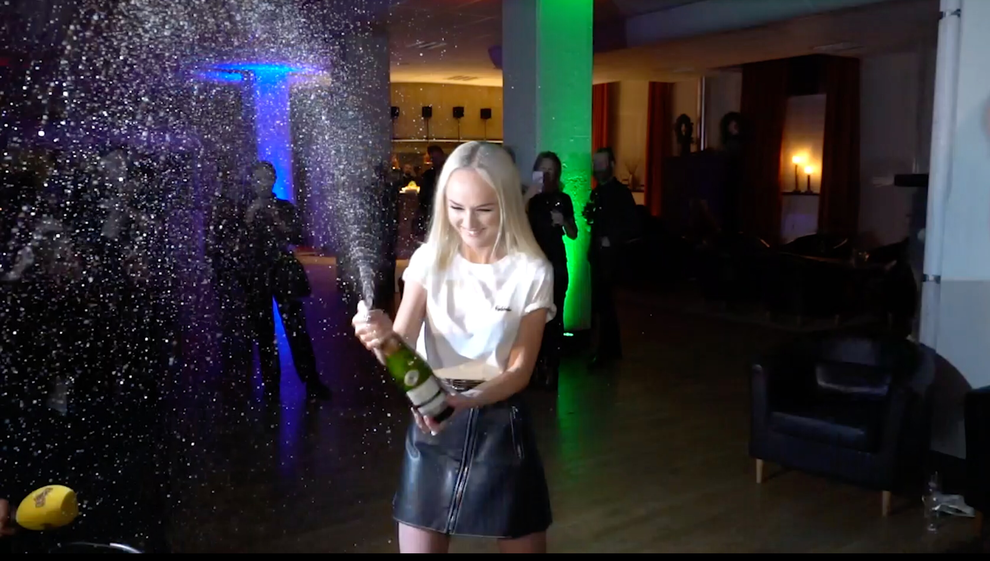 Branddrama och polisbesök på vilda efterfesten i natt