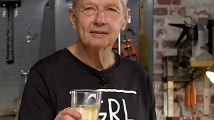 Gör krämig caffe latte  – på bara 10 sekunder