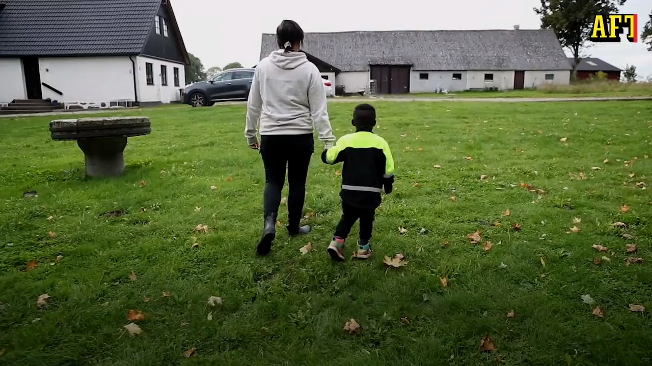 Tim, 3, ska utvisas – Familjehemsmamman: "Omänskligt"