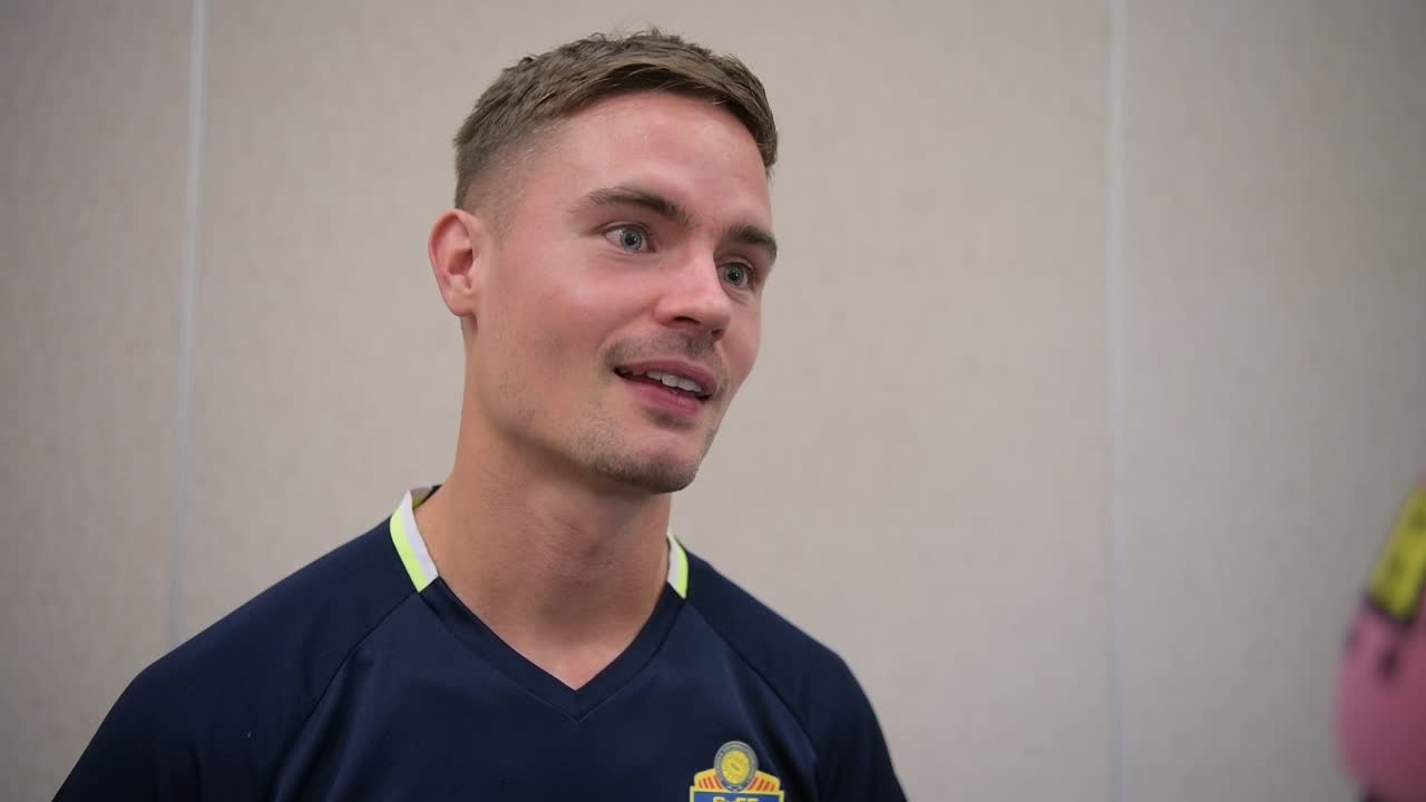 Lustig: ”Du får försöka läsa läpparna bättre”