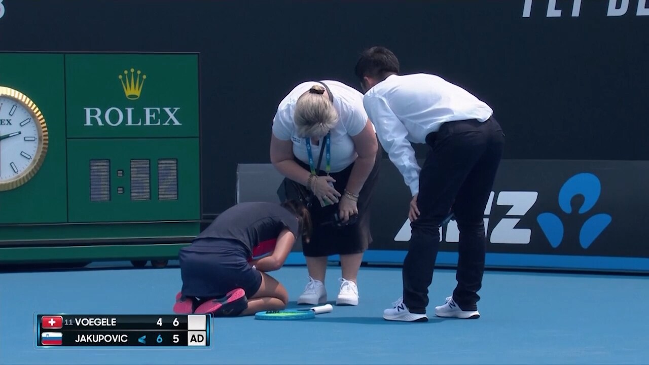 Här kollapsar hon mitt i matchen – på grund av bränderna