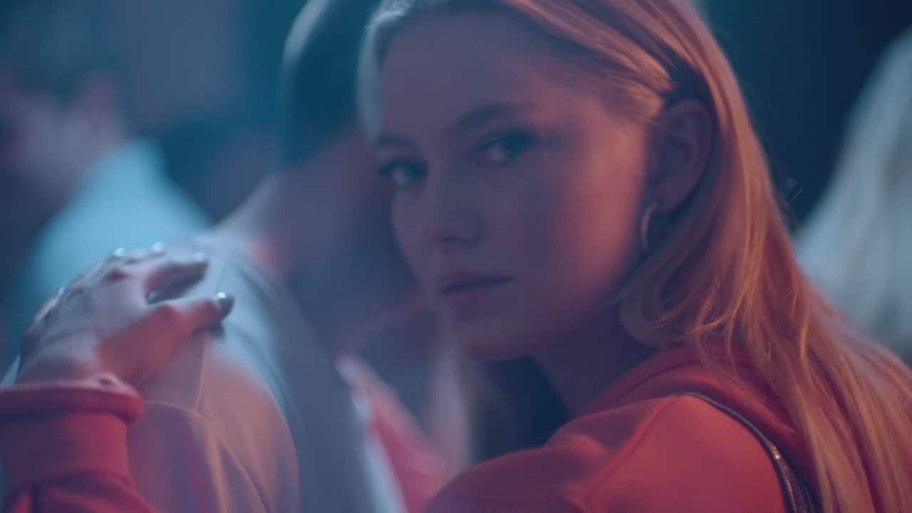 Efter romansryktena: SKAM-skådisen dyker upp i stjärnans video