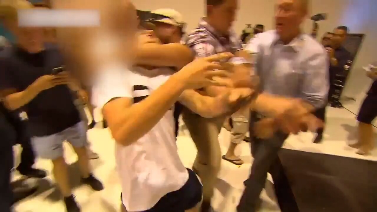 Högextrem politiker skyllde terrordådet på muslimer – äggas av 17-åring framför kamerorna