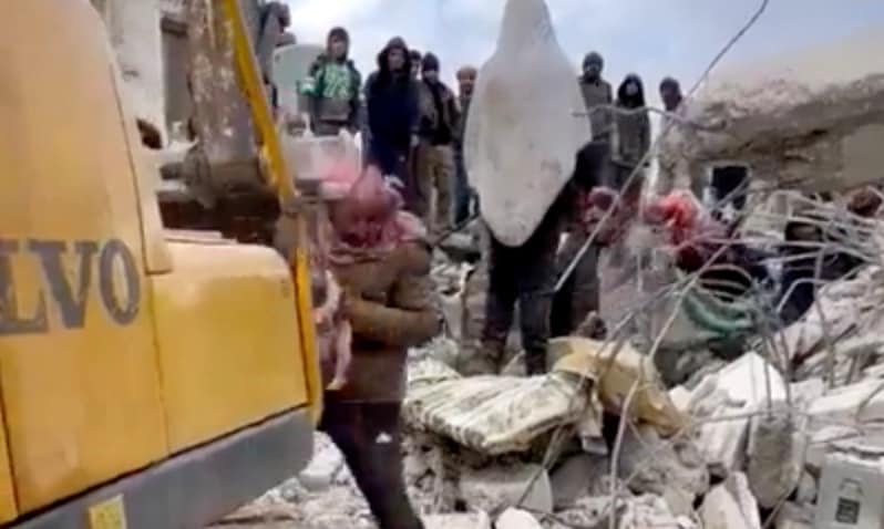 Här räddas nyfödd bebis från rasmassorna