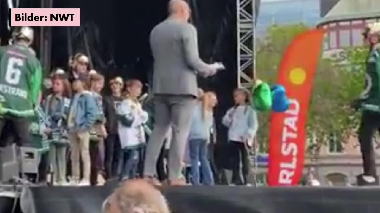 Här slänger han SM-pokalen i backen