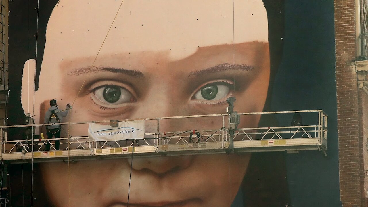Här vakar en gigantisk Greta Thunberg över San Francisco