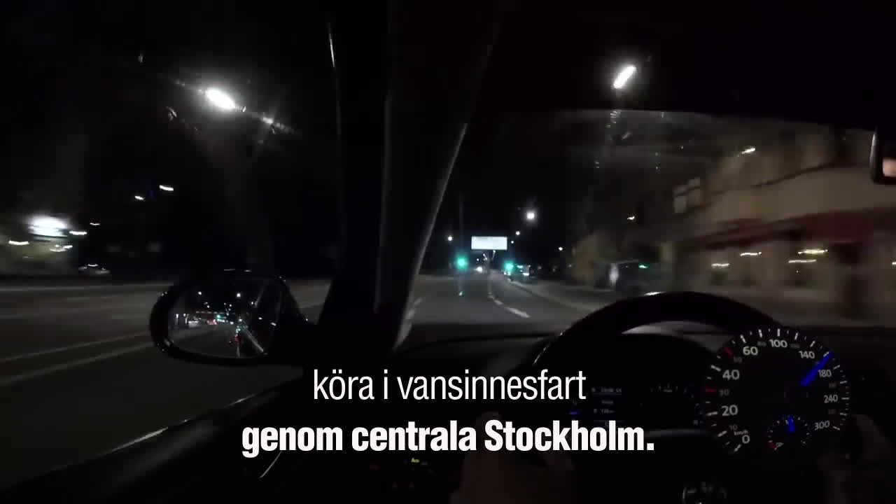 Här vansinneskör "taxin" genom Stockholm