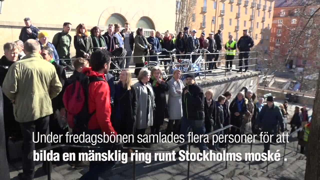 Många samlades för att bilda mänsklig ring runt Stockholms moské