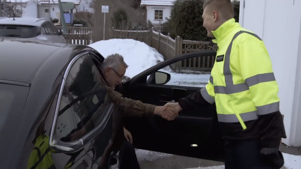 Här träffas ideella vakten Gustav, 16, och Leif GW Persson