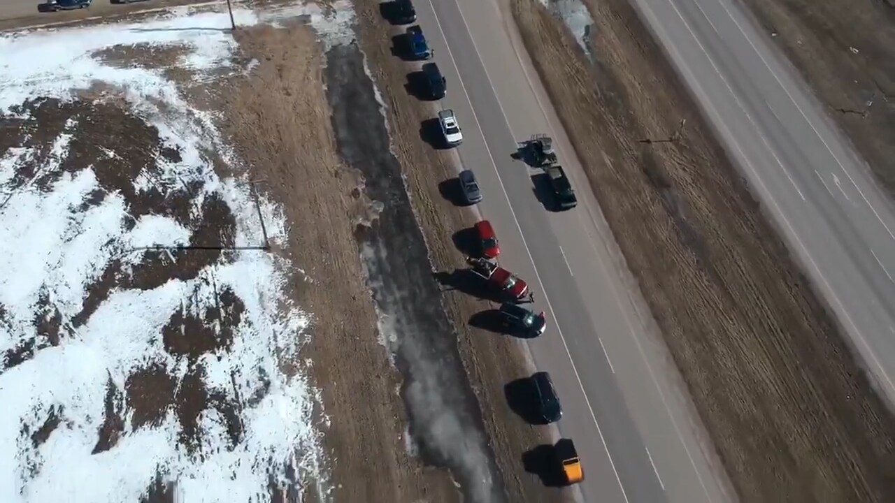Här hyllas Colby Cave av tusentals på motorvägen