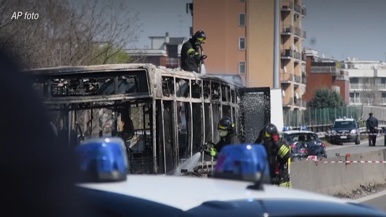 Stängde in barn i skolbuss och tände eld på bussen