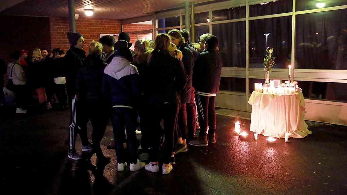 15-åring död efter knivskärning på skola