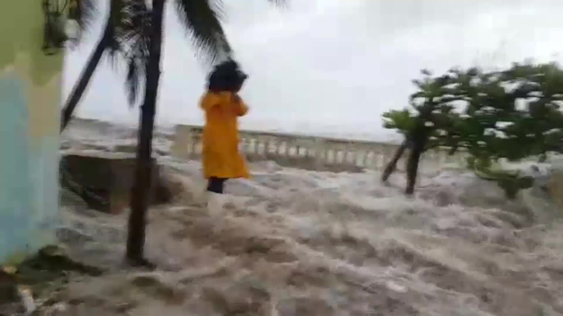 Sveps nästan iväg av monsterorkanens vågor