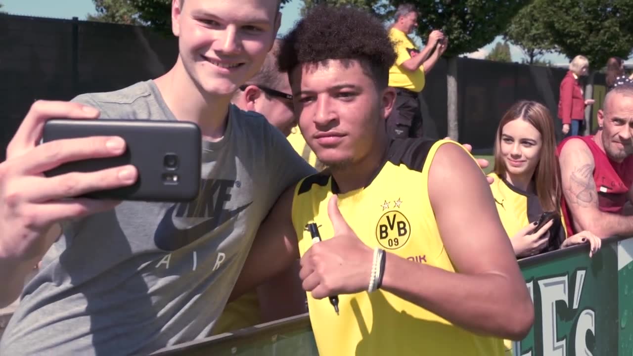 Här presenterar han sig i Dortmund