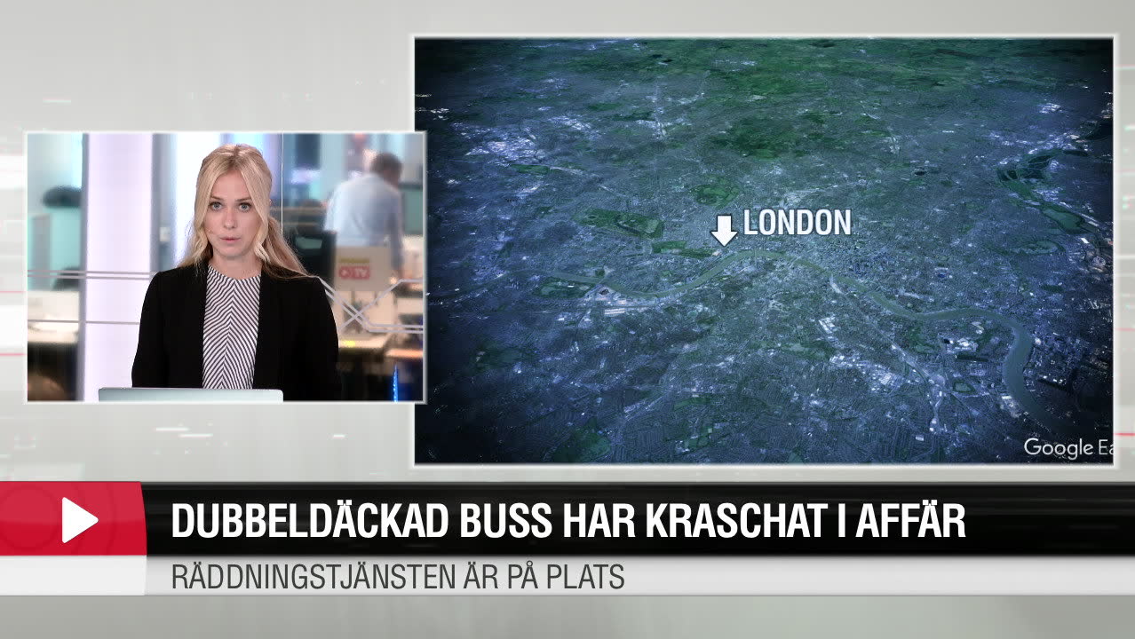 Dubbeldäckad buss har kraschat i affär