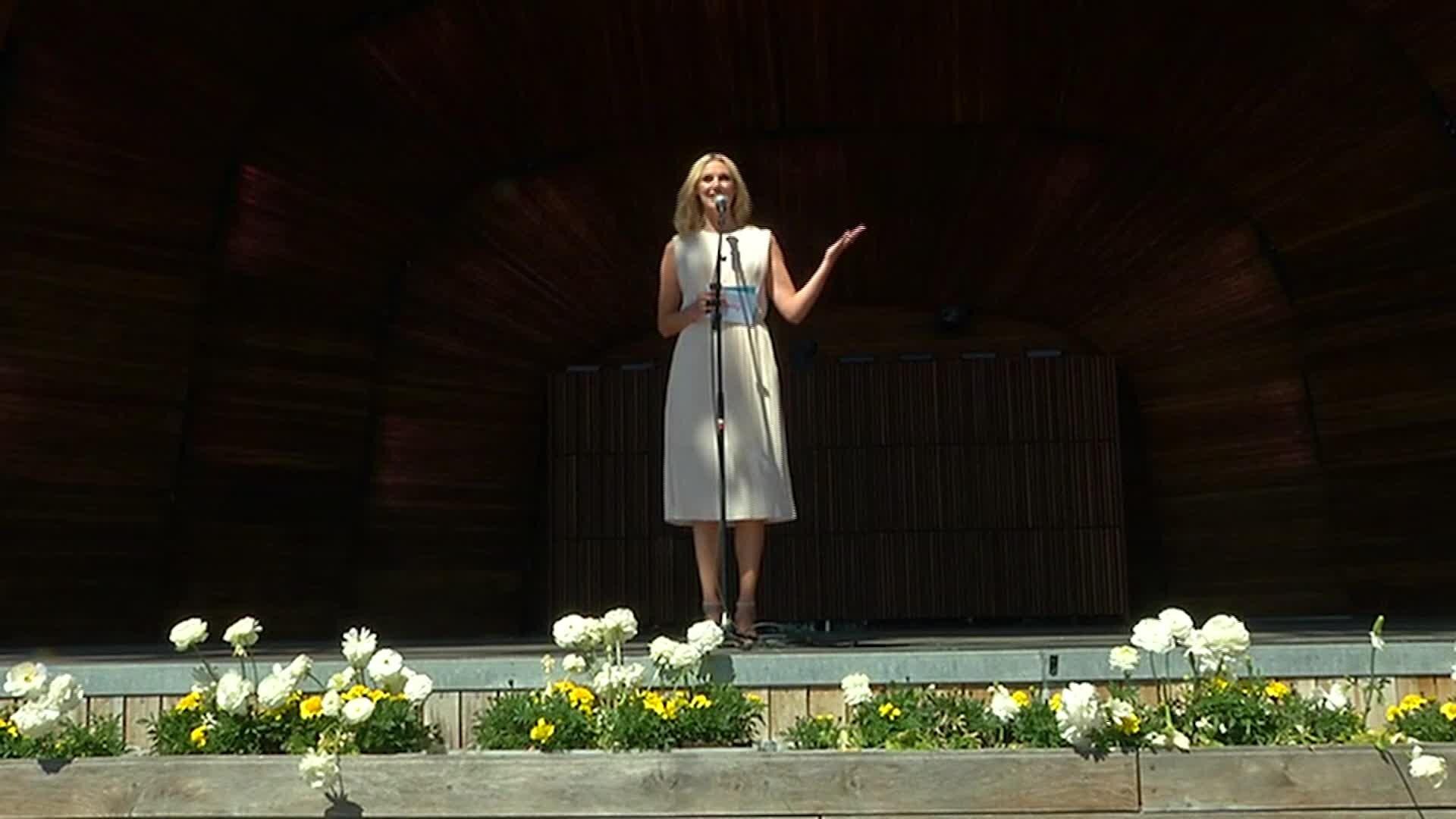 Här presenteras artisterna i "Allsång på Skansen"