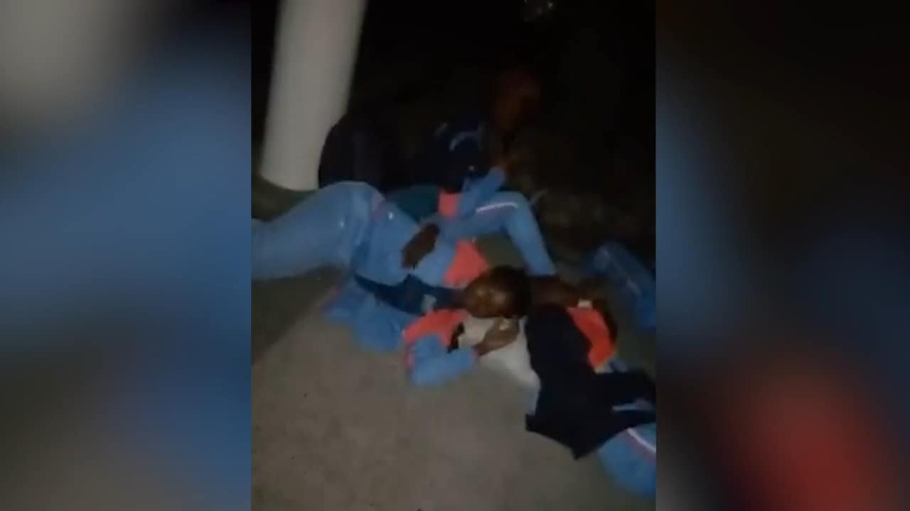 Här tvingas landslaget sova på gatan inför VM-kvalet