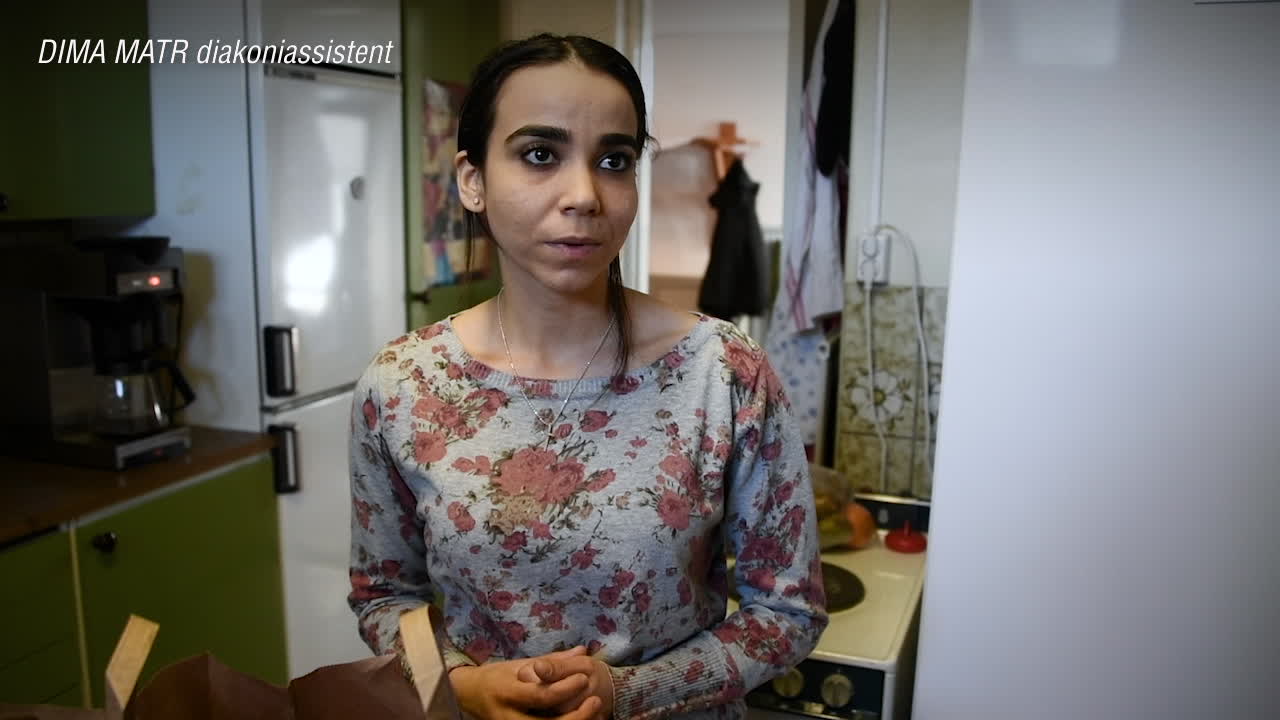 Här kör nyanlända ut mat till äldre: ”Vill betala tillbaka”